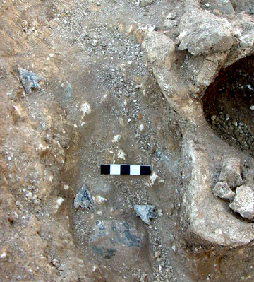 The QEQM Beaker burial arrowheads